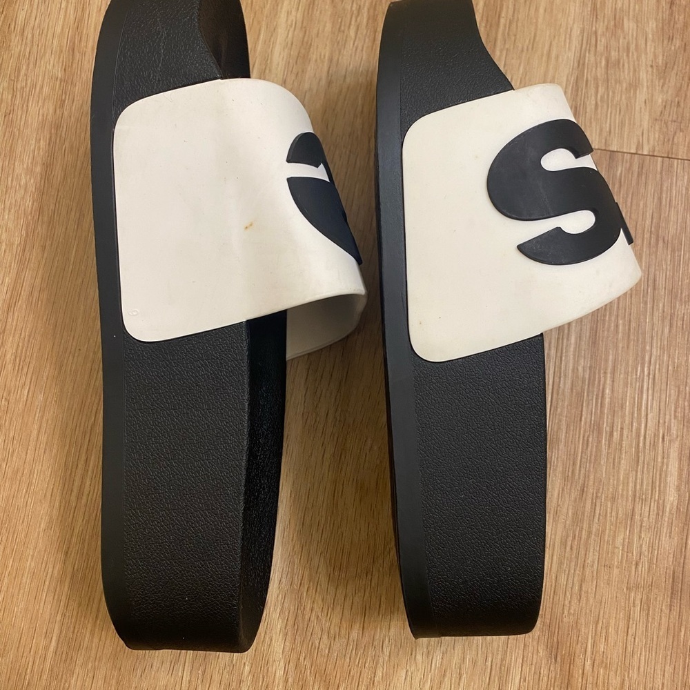 Levi's Black Textured Slide Sandals - Picture 3 of 5